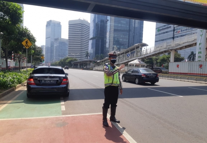 Polisi mengatur lalu lintas di lokasi penerapan ganjil genap di Jakarta. (Foto: PMJ News/TMC Polda Metro).