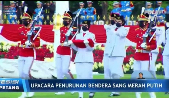 Upacara Penurunan Bendera Sang Saka Merah Putih di Istana Merdeka. (Foto: PMJ News/Polri TV).