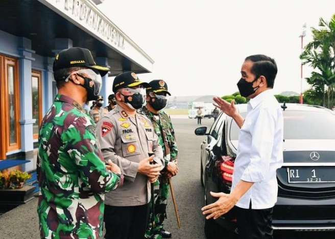 Pertemuan Presiden Joko Widodo dengan Kapolda Metro Jaya Irjen Pol Fadil Imran dan Pangdam Jaya Mayjen TNI Mulyo Aji. (Foto: PMJ News/Instagram@kapoldametrojaya)