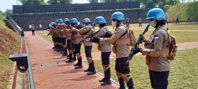 Team Garuda Polri untuk misi perdamaian PBB di wilayah konflik Afrika Tengah matangkan latihan menembak. (Foto: PMJ News/ Gitting). 