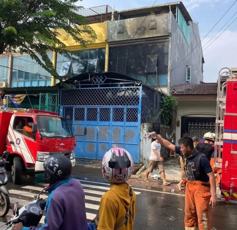 Kebakaran menghanguskan ruko tiga lantai di Jalan Cendrawasih Utama, Cengkareng, Jakbar. (Foto: Instagram Polsek Cengkareng). 