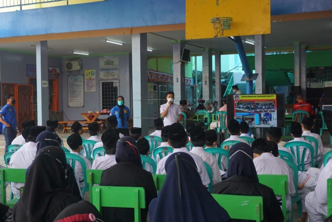 Kegiatan vaksinasi tahap 2 dan penyuluhan narkoba di Pondok Pesantren Al Wasilah Kembangan Jakarta Barat. (Foto: PMJ News). 