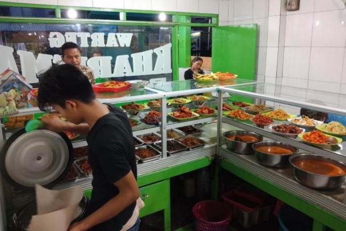 Pengunjung makan di warteg. (Foto: Dok Net). 