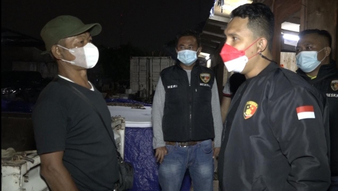 Unit Reskrim Polsek Kembangan melakukan olah TKP. (Foto: PMJ News)