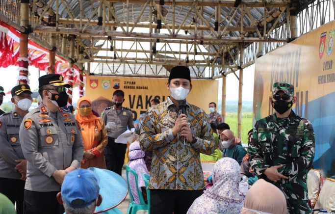 Polres Kendal bersama Pemkab dan TNI menggelar vaksinasi khusus bagi para petani diarea persawahan. (Foto: PMJ News/Polri TV).