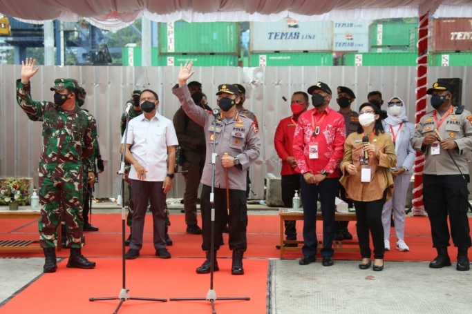 Kapolri Jenderal Listyo Sigit Prabowo bersama Panglima TNI meninjau tempat isolasi terpusat (isoter) di KM Tidar, Papua. (Foto: PMJ News).