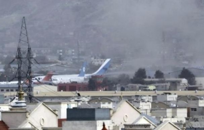 Insiden dua ledakan bom di dekat bandara Kabul, Afghanistan, melukai puluhan orang. (Foto: PMJ News).