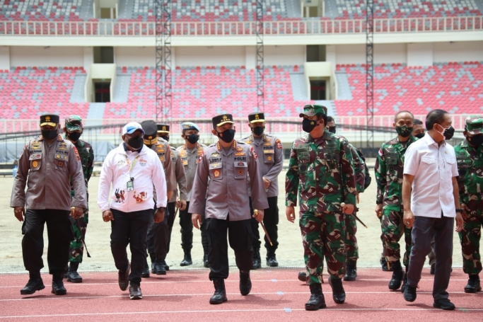 Kapolri Jenderal Listyo Sigit Prabowo bersama Panglima TNI dan Menpora meninjau Stadion Lukas Enembe dan arena akuatik menjelang PON ke-XX Papua. (Foto: PMJ News).