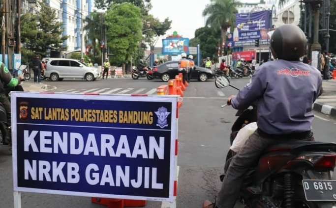 Peraturan ganjil genap di kota Bandung dimulai 3 September 2021 di pintu masuk tol. (Foto: PMJ News/TMCPolrestabesBandung)