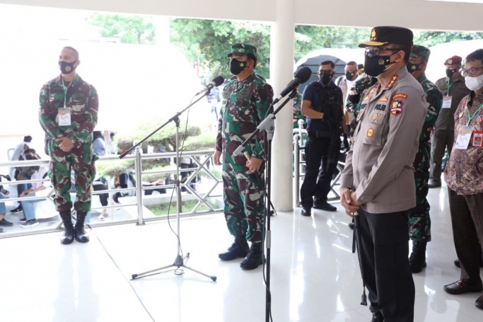 Panglima TNI didampingi Kepala BNPB dan Kabaharkam Polri meninjau pelaksanaan Vaksinasi Covid-19 dan memimpin diskusi berkenaan penanganan Covid-19 bersama Forkopimda Provinsi Sulawesi Tengah. (Foto: PMJ News).