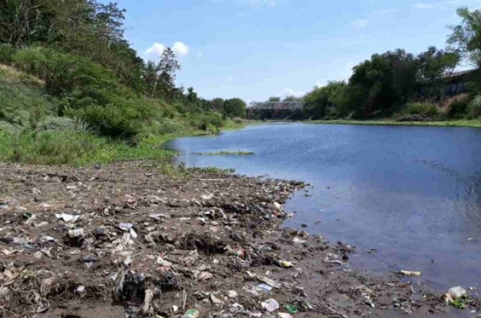 Sungai Bengawan Solo tercemar. (Foto: Dok Net/ Istimewa)