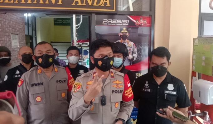 Polsek Tebet menggelar perkara kasus perampasan dan penodongan. (Foto: PMJ News).