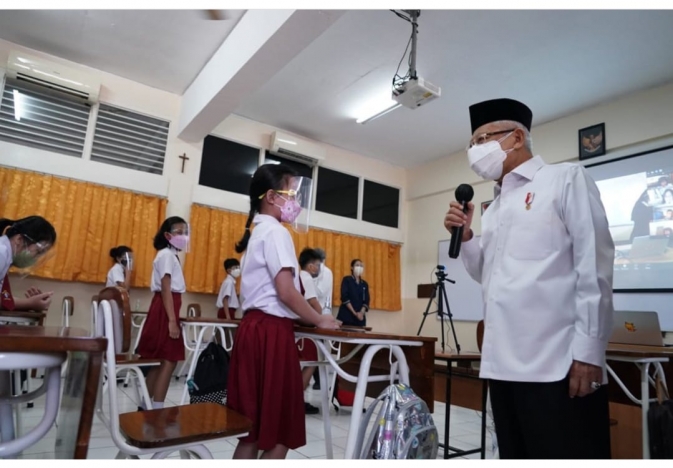 Wakil Presiden (Wapres) KH Ma'ruf Amin meninjau langsung pelaksanaan Pembelajaran Tatap Muka di sekolah Jakarta. (Foto: Instagram Maruf Amin). 