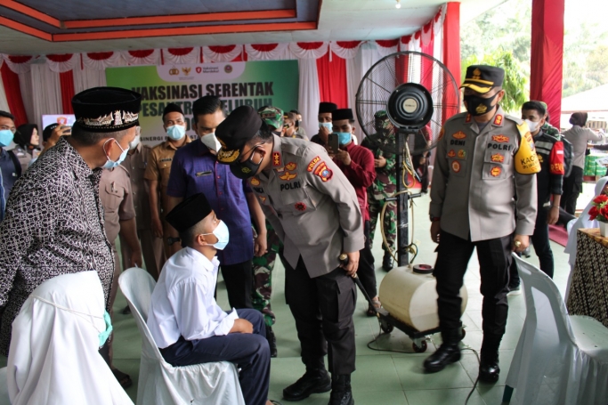 Kapolda Sumatera Utara Irjen Pol RZ Panca Putra Simanjuntak dan jajarannya meninjau langsung kegiatan vaksinasi merdeka di Pondok Pesantren Daarul Muhsinin. (Foto: Polri TV/ Nia). 