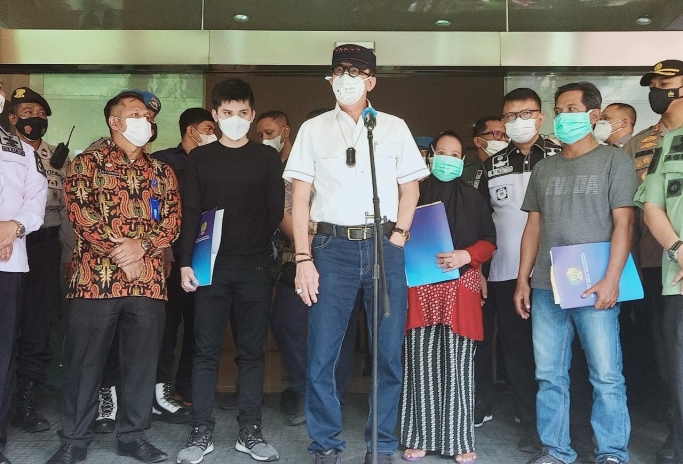 Menkumham Yasonna Laoly memberikan santunan kepada ahli waris narapidana (napi) yang meninggal dunia akibat kebakaran Lapas Kelas I Tangerang. (Foto: PMJ News/Gtg).