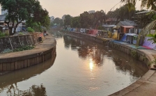 Bantaran Sungai Ciliwung. (Foto: PMJ News/Insgram @sahat_simarmata).