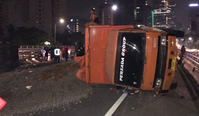 Kecelakaan beruntun melibatkan dump truk dan mobil lainnya terjadi di ruas Tol Semanggi, Jakarta. (Foto: PMJ News/TMC Polda Metro Jaya).