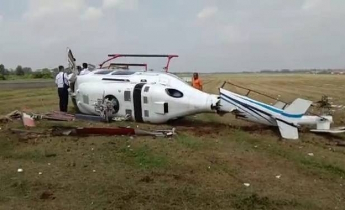 Helikopter milik Kementerian Perhubungan terguling di ujung landasan Bandara Budiarto, Curug, Tangerang. (Foto: PMJ News/Istimewa).