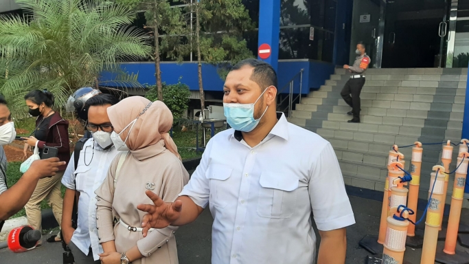 Selebgram Marissya Icha didampingi pengacaranya, Ahmad Ramzy melaporkan Medina Zein di Polda Metro Jaya. (Foto: Dok PMJ News/ Yeni)