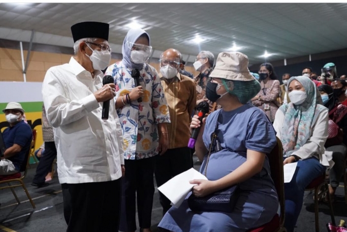 Wapres Maruf Amin meninjau Sentra Vaksinasi Sinergi Sehat yang diinisiasi oleh Ikatan Alumni Universitas Indonesia (ILUNI UI), di The Media Hotel and Towers, Jakarta. (Foto: Instagram Maruf Amin). 