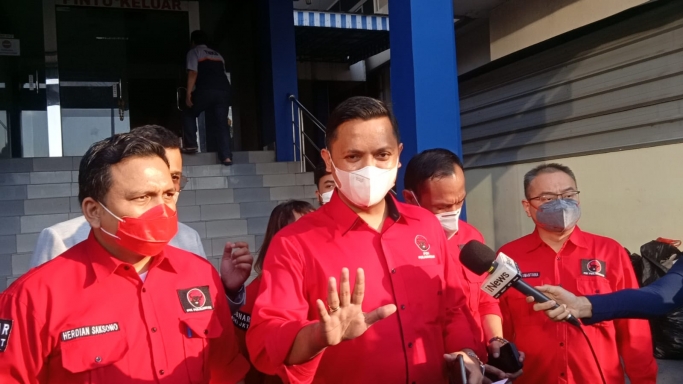 DPD Partai Demokrasi Indonesia Perjuangan (PDIP) melaporkan YouTuber Hersubeno Arief di SPKT Polda Metro Jaya. (Foto: PMJ News/ Yeni). 