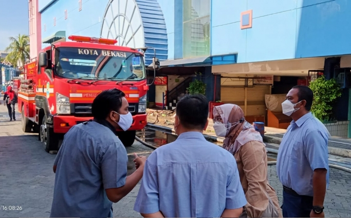 Kebakaran terjadi di Plaza Pondok Gede. (Foto: PMJ News).