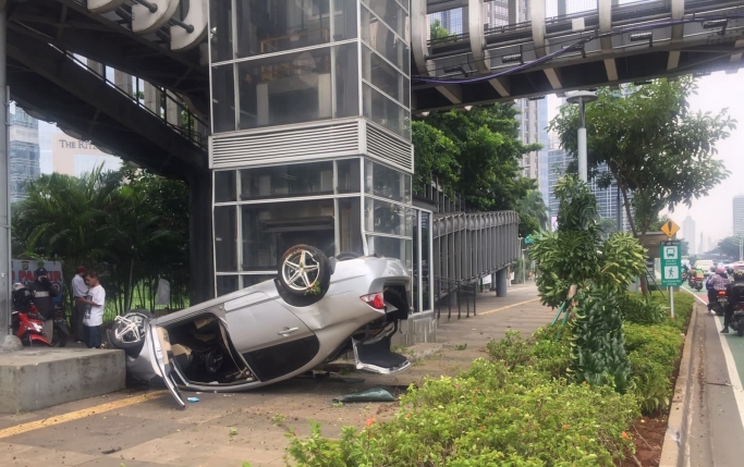 Kecelakaan mobil sedan di depan Polda Metro Jaya. (Foto: PMJ News/Twitter TMC Polda Metro Jaya)