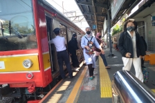 Penumpang KRL Commuter Line turun di Stasiun Cawang. (Foto: PMJ News/Hadi)