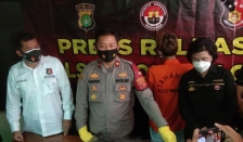 Polsek Pondok Gede menggelar perkara kasus pemalsuan sertifikat vaksin Covid-19. (Foto: PMJ News).