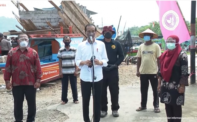 Presiden Jokowi melakukan kunjungan kerja di Cilacap, Jawa Tengah. (Foto: PMJ News/YouTube Setpres).