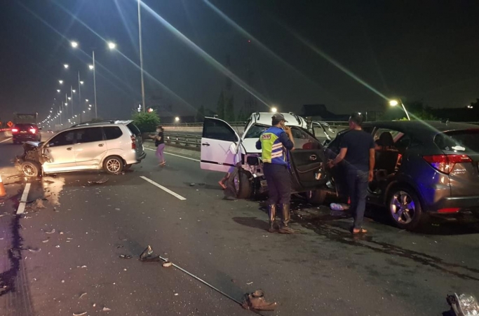 Kecelakaan lalin beruntun di tol dalam kota. (Foto: Twitter TMC Polda Metro)