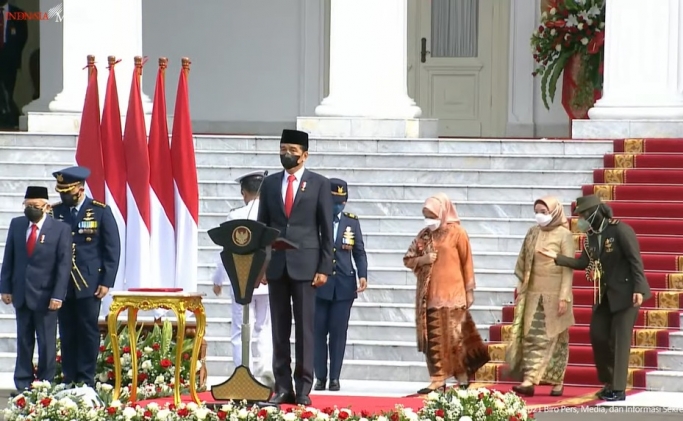 Presiden Jokowi memimpin upacara dalam rangka HUT TNI ke-76. (Foto: PMJ News/YouTube Setpres).