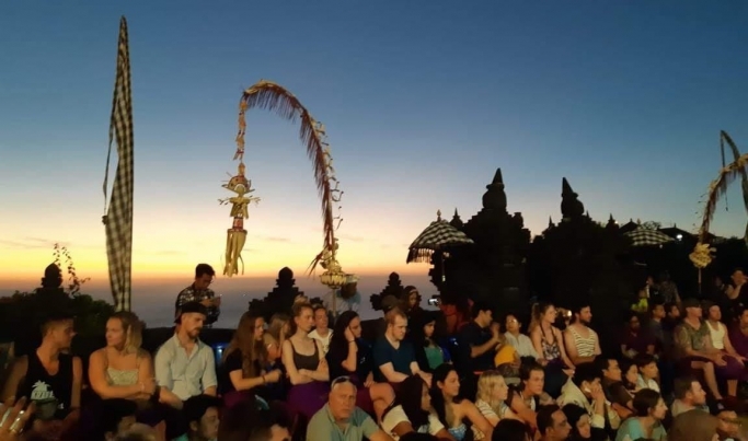 Para wisatawan mancanegara menyaksikan pagelaran tari kecak, khas Bali. (Foto: PMJ News)