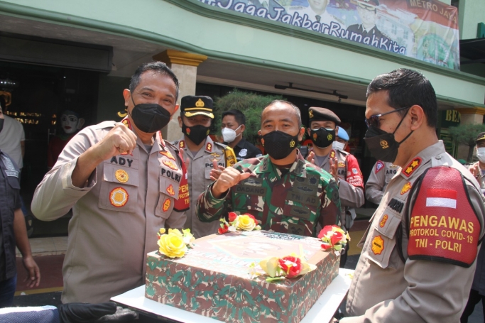 Kejutan spesial Polres Jakbar untuk Mako Kodim 0503 JB di milad TNI ke-76. (Foto: PMJ NHews). 