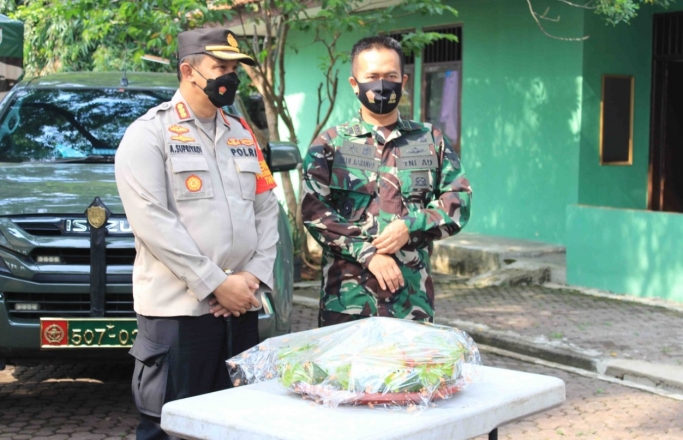 Kapolres Metro Bekasi Kota Kombes Pol Aloysius Suprijadi bersama para PJU menyambangi Kodim 0507/Bekasi. (Foto: PMJ News).