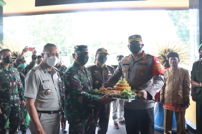 Dandim 0501/ JP BS Jakarta Pusat menerima kedatangan Kapolres Metro Jakarta Pusat Kombes Pol Hengki Haryadi beserta jajarannya. (Foto: PMJ News). 