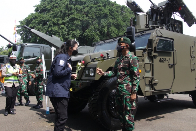 Jajaran Polwan Polres Metro Jakarta Pusat memberikan bunga kepada anggota TNI. (Foto: PMJ News). 