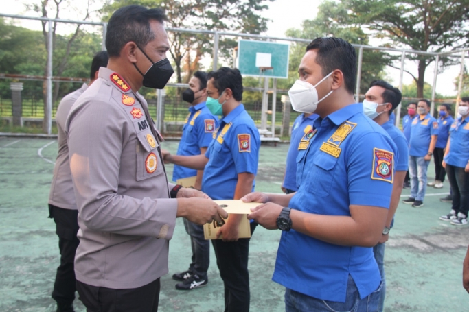 Enam anggota Satnarkoba Polres Metro Jakarta Barat mendapatkan penghargaan karena berhasil mengungkap sejumlah kasus narkoba. (Foto: PMJ News)