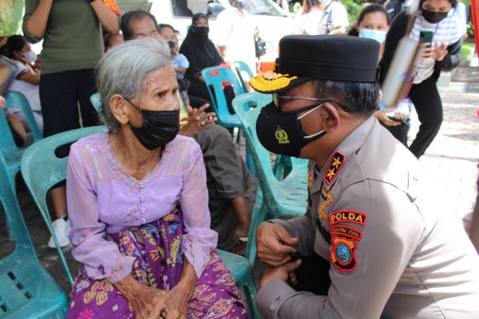 Kapolda Sumut dan jajarannya kunker mengecek langsung kegiatan vaksinasi massal. (Foto: PMJ News). 
