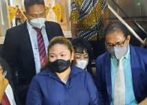 Anak penyanyi senior Nia Daniaty, Olivia Nathania bersama pengacaranya selesai diperiksa penyidik terkait dengan kasus dugaan penipuan CPNS fiktif. (Foto: PMJ News)
