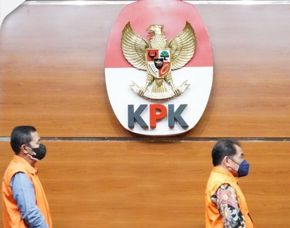 Bupati nonaktif Banjarnegara Budhi Sarwono (kanan) tersangkut kasus dugaan korupsi. (Foto: PMJ News/Instagram @offcialkpk)