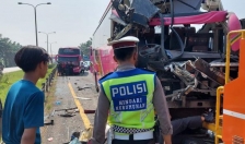 Kecelakaan beruntun bus pariwisata milik PO Komara terjadi di sepanjang jalan Tol Tangerang-Merak pada Sabtu. (Foto: Istimewa). 