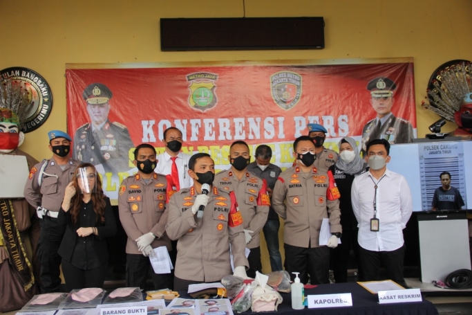 Polres Metro Jaktim menggelar perkara kasus pencurian kendaraan bermotor. (Foto: PMJ News).