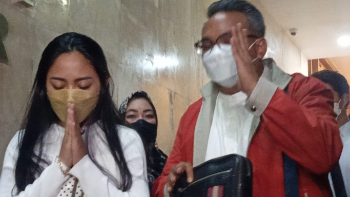 Selebgram Rachel Vennya bersama sang pacar Salim Nauderer dan manajer Maulida Khairunnisa serta kuasa hukum Indra Raharja. (Foto: PMJ News/ Yeni). 
