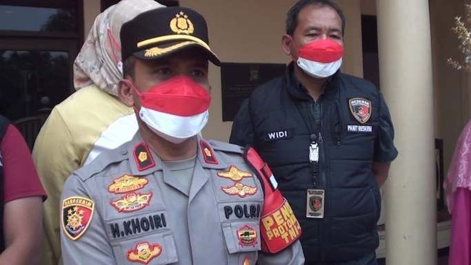 Kapolsek Kembangan Kompol H Khoiri bersama orang tua korban. (Foto: PMJ News). 