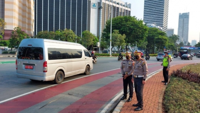 Dirlantas Polda Metro Jaya Kombes Pol Sambodo Purnomo Yogo melakukan pengecekan pelaksanaan ganjil genap di Jalan Jenderal Sudirman. (Foto: PMJ News/TMC Polda Metro)