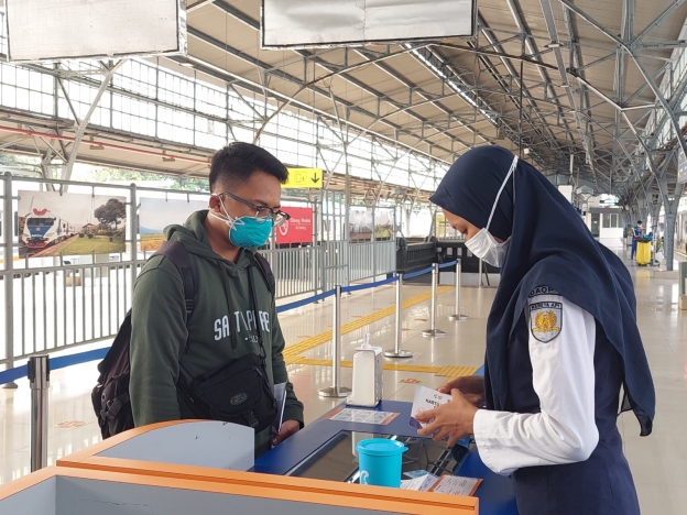 Pemesanan tiket KA jarak jauh. (Foto: PMJ News). 