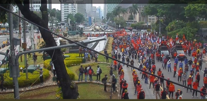 Aksi unras buruh dan mahasiswa di sekitar Istana Negara. (Foto: Twitter TMC POlda Metro Jaya)