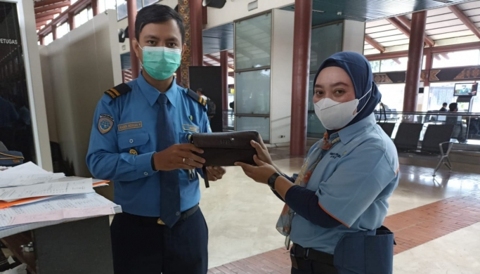 Cleaning service Bandara Soetta mengembalikan dompet berisi cek Rp35,5 miliar. (Foto: Angkasa Pura). 