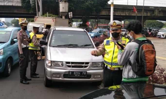 Polisi melakukan penindakan tilang terhadap kendaraan di Jaksel. (Foto: PMJ News/TMC Polda Metro)